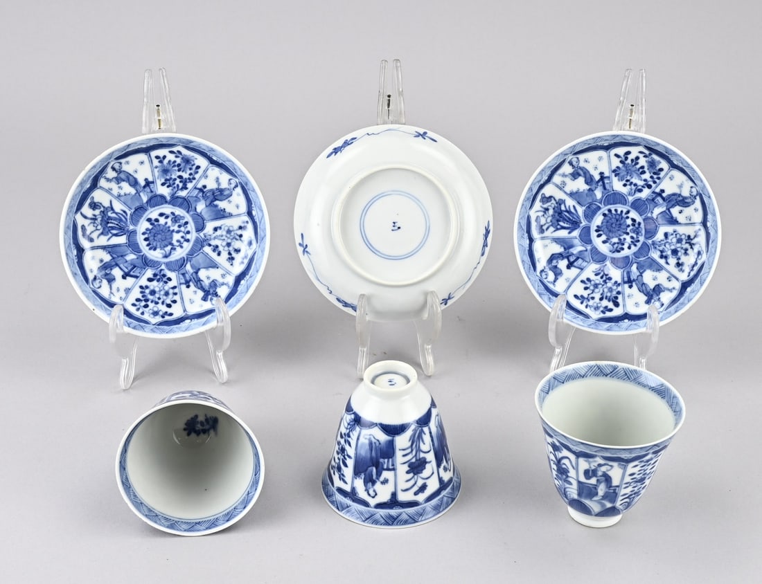 3x Chinese cups + saucers: Three antique Chinese porcelain cups and saucers with geisha/floral decoration. 19th century. With base mark. Dimensions: 9 x Ø 11.5 cm. One saucer has a chip, the rest is in good condition.