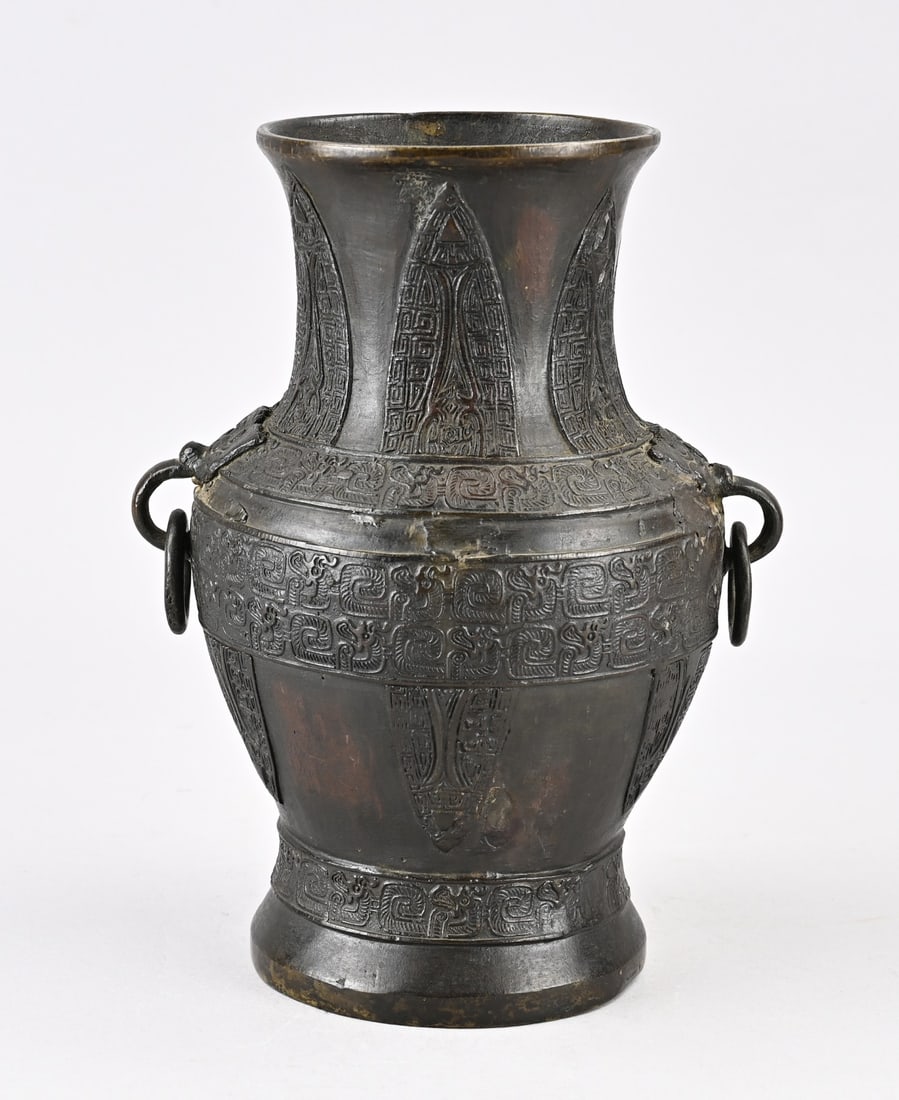 Bronze Ming vase, H 22.5 cm.: Antique signed Chinese Ming bronze vase. Geometric decoration. Dimensions: H 22.5 cm. In good condition.