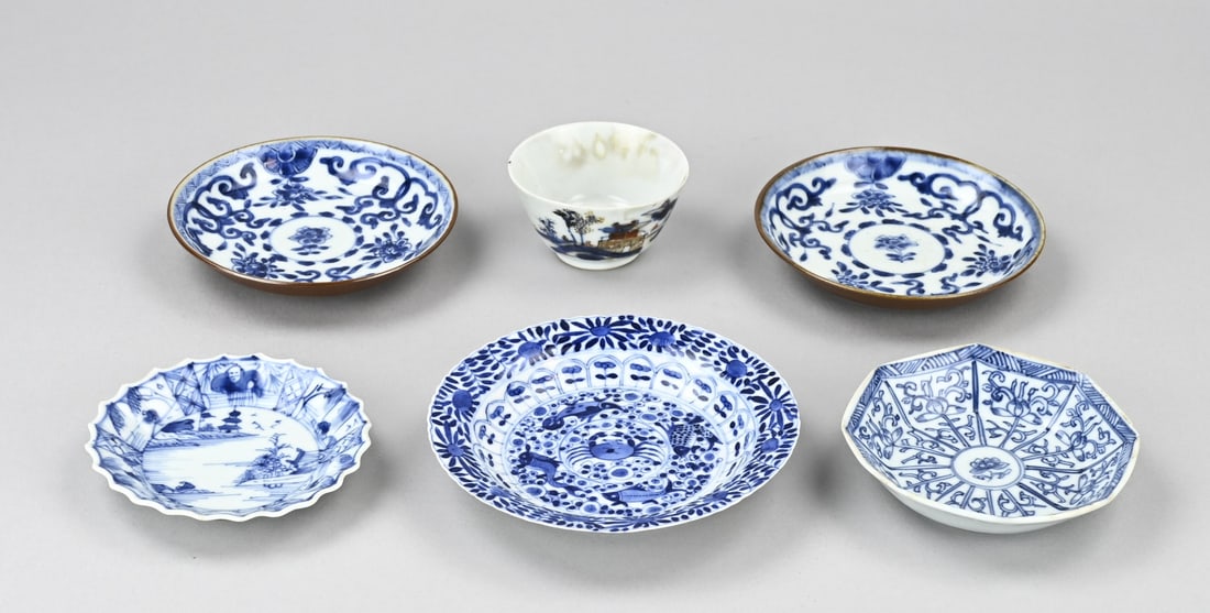 Lot of Chinese porcelain (6x): Six pieces of antique Chinese porcelain. 18th century. Including: plates (Cheng Lung), 2x Capuchin, one Kang Xi (good). A few minimal chips. Dimensions: 7 x 13.6 cm. In good condition.