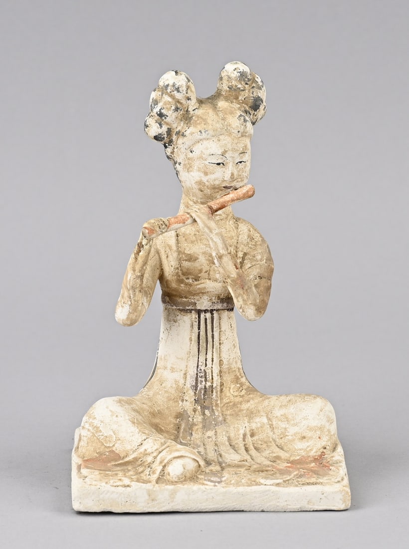 Chinese terracotta figure: Antique Chinese terracotta figure in Tang Dynasty style, with remnants of polychromy. Arms restored. Dimensions: 14.3 cm. In good condition.