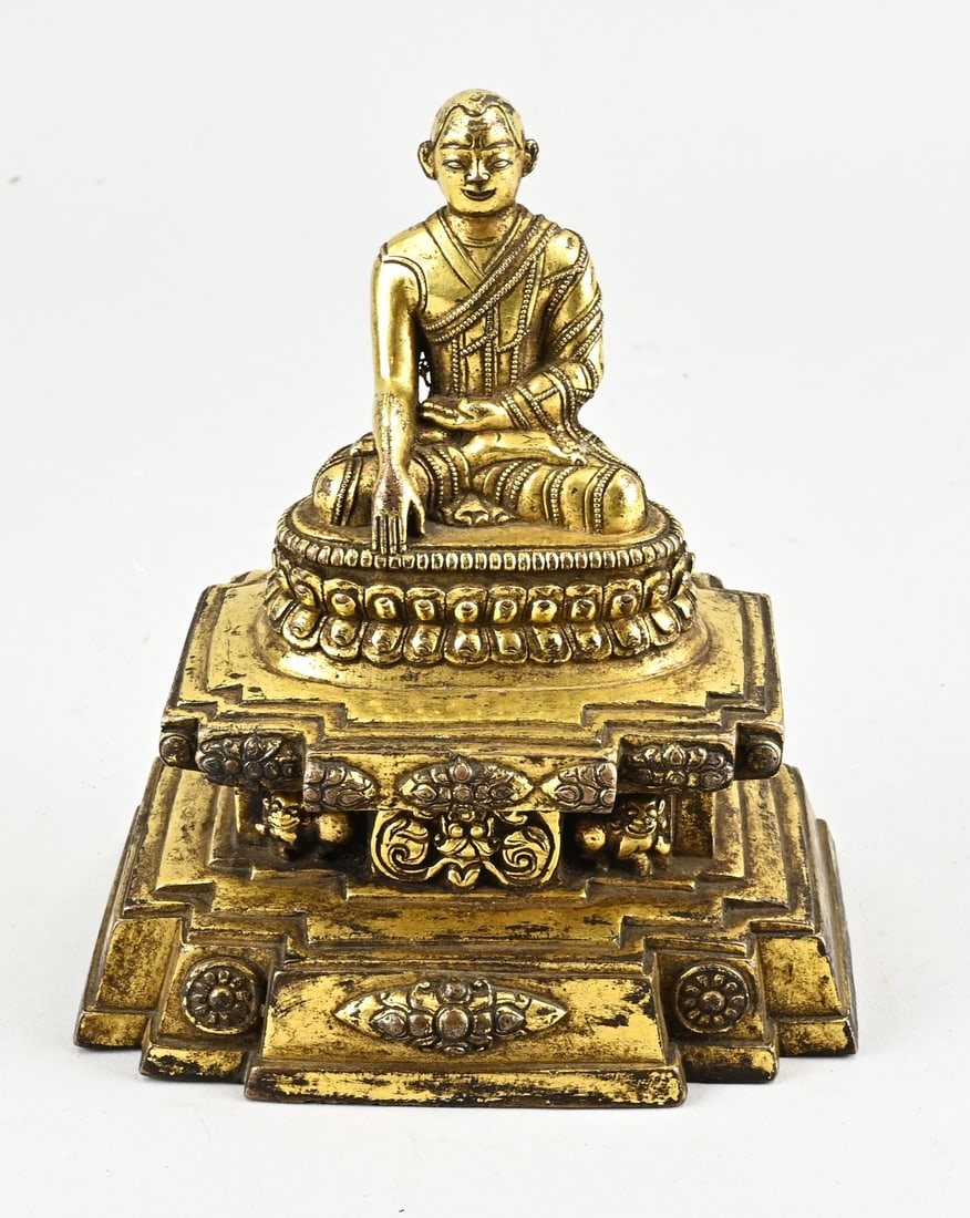 Chinese bronze Buddha, H 15.3 cm.: Antique Chinese Ming gilded bronze Buddha in lotus position, with gilding on a console (fixed). Dimensions: 15.3 cm. Signs of use. In good condition.