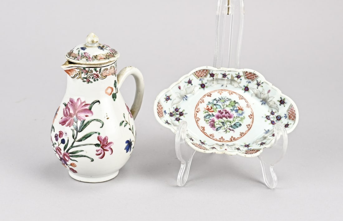 2 Pieces Rose Family porcelain: Two pieces of 18th-century Chinese Rose Family porcelain. 1x Pattipan with floral decoration, chipped. 1x Jug with floral/gold decoration, good. Dimensions: 13 x 14 cm. In fair/good condition.