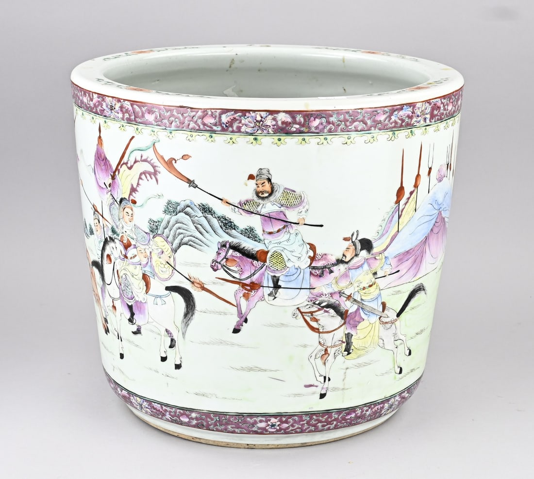 Chinese planter: Magnificent 19th-century Chinese porcelain Rose Family planter with warriors on horseback in a landscape setting. Dimensions: 35.5 x Ø 38 cm. In good condition.