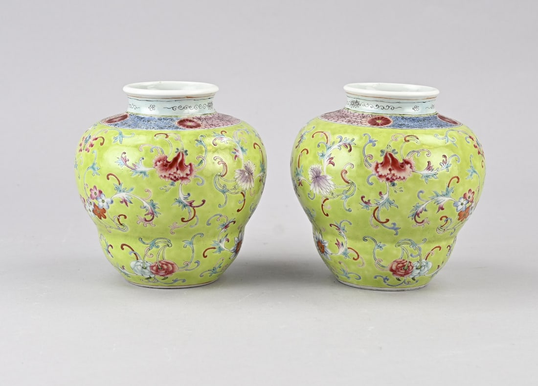 2x Chinese vase, H 14 cm. (1 of 2)