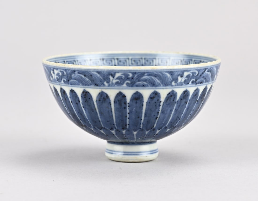 Chinese bowl (blue/white) Ø 9.4 cm.: Old Chinese porcelain bowl with floral decoration. Dimensions: H 6 x Ø 9.4 cm. In good condition.