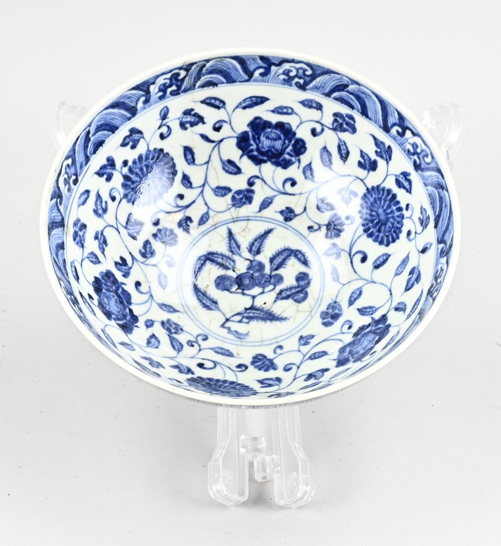 Chinese bowl Ø 21.2 cm.: Antique, 18th-century Chinese porcelain bowl with floral/pomegranate decoration. Crackle glaze. Dimensions: H 10 x Ø 21.2 cm. In good condition.