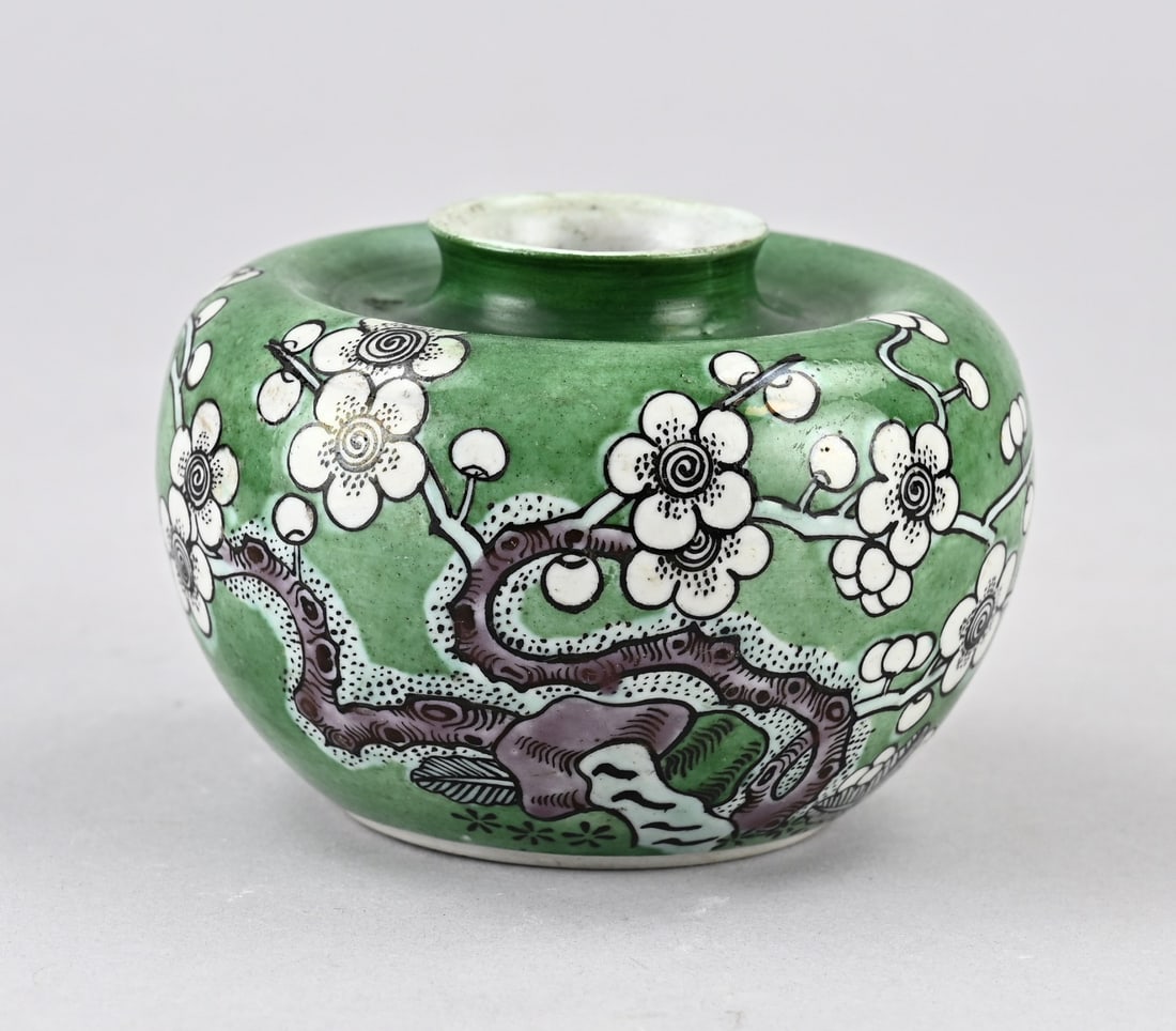 Chinese water pot Ø 10 cm.: Antique Chinese porcelain water pot with blossom decoration. Dimensions: H 6.7 - Ø 10 cm. In good condition.