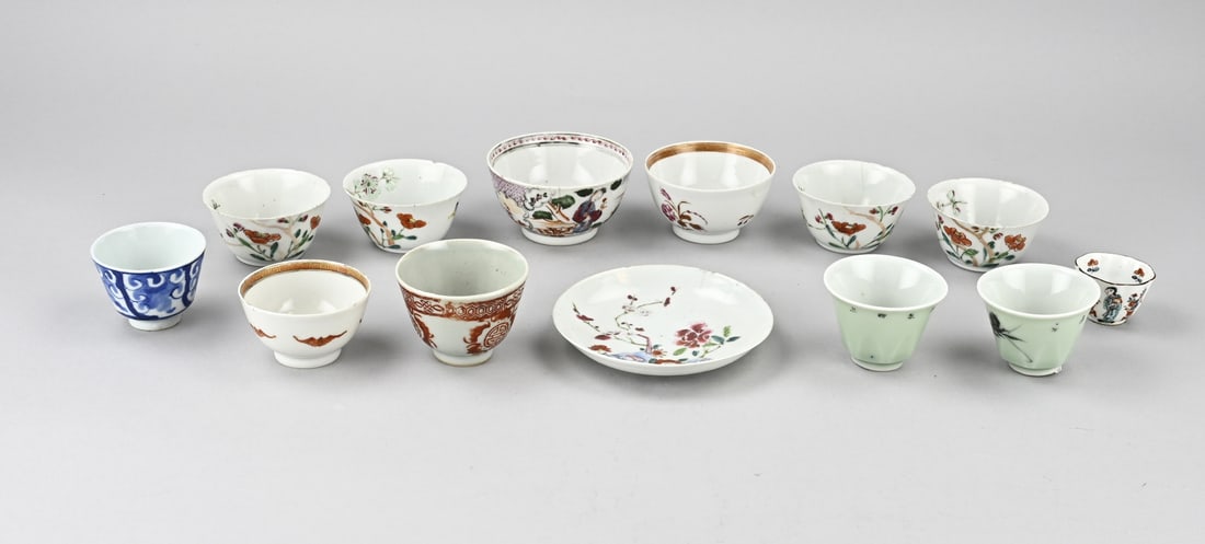 Lot of Chinese porcelain (12x): Twelve pieces of 18th-19th century Chinese porcelain. Including: Familie Rose, Familie Verte, et cetera. Six pieces in good condition, the rest with a chip and/or hairline crack. Dimensions: 3 x 11.5