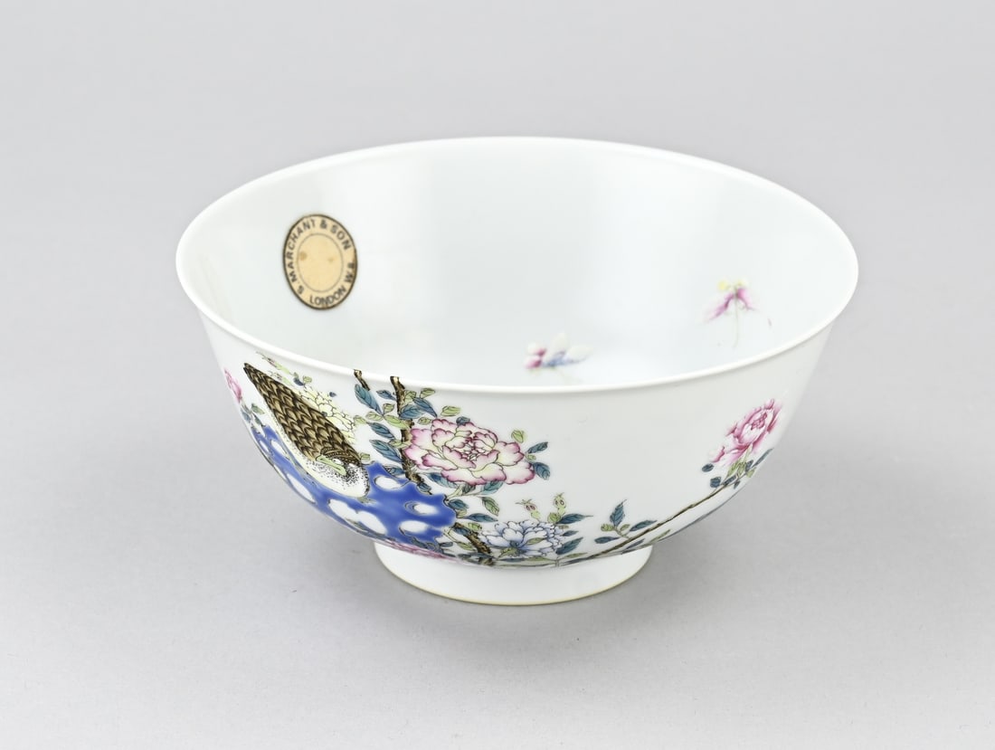 Chinese bowl Ø 16.2 cm.: Beautiful Chinese porcelain Rose Family bowl with garden/partridge decoration. Detailed. Six-character base mark. Dimensions: H 7.7 x Ø 16.2 cm. In good condition.