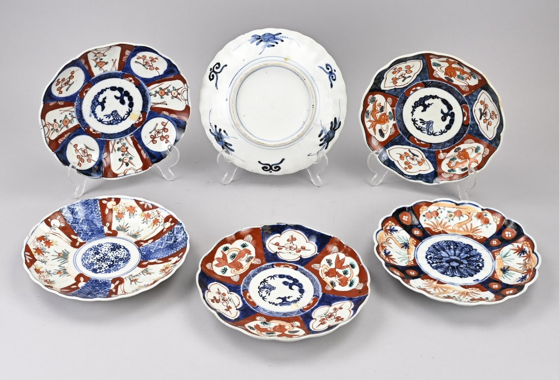 Lot of Japanese Imari plates (6x): Lot of six 19th-century Japanese porcelain plates, including some with floral decoration. Dimensions: Ø 21 - 22 cm. In good condition.