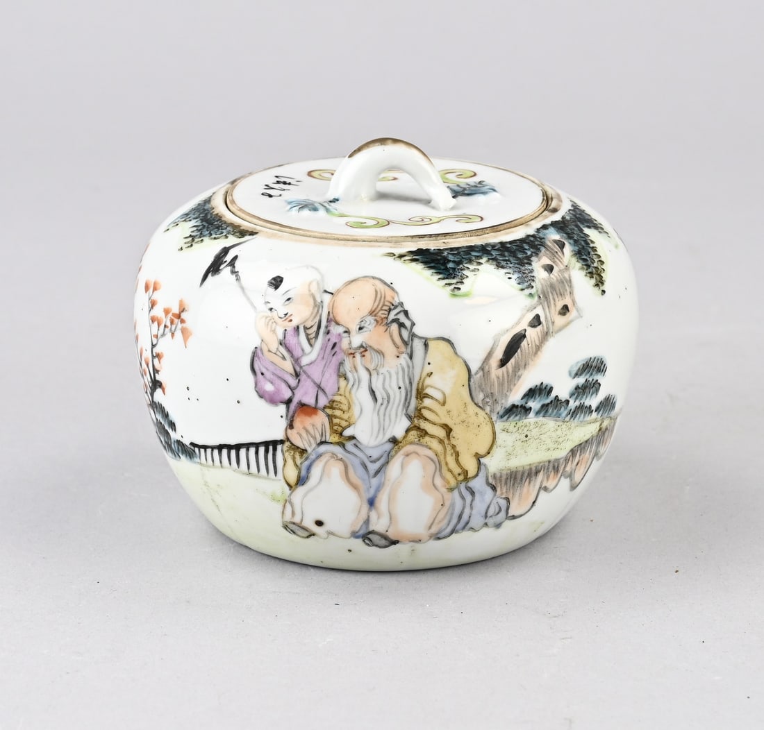 Chinese lidded pot Ø 12 cm.: 19th-century Chinese porcelain Familie Verte lidded jar with wise man and jester in a landscape decoration. Base mark. Dimensions: H 10.5 x Ø 12 cm. In good condition.