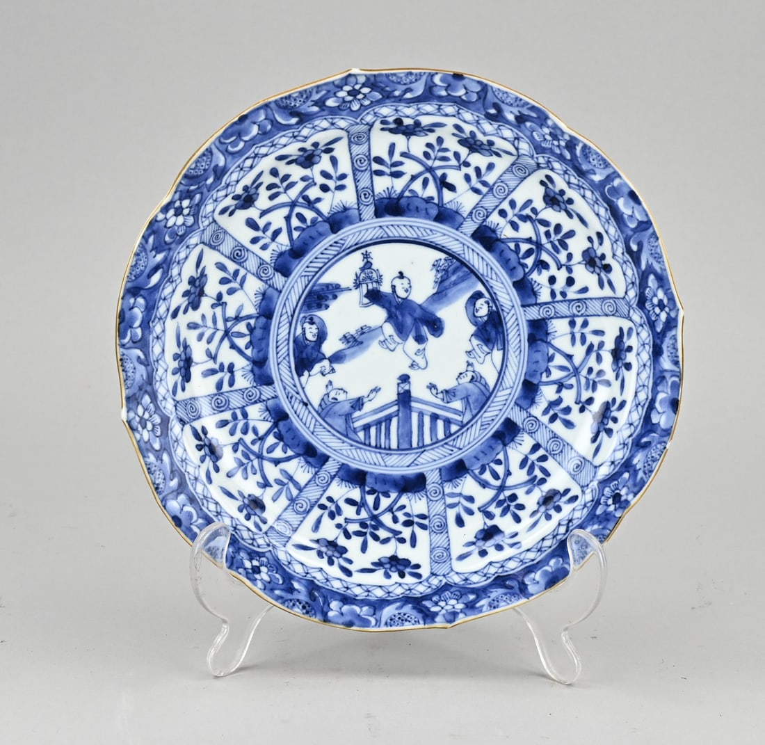 Chinese plate Ø 21.3 cm.: 18th - 19th Century Chinese porcelain contoured plate with jester/floral decoration. Dimensions: Ø 21.3 cm. One chip. In good condition.