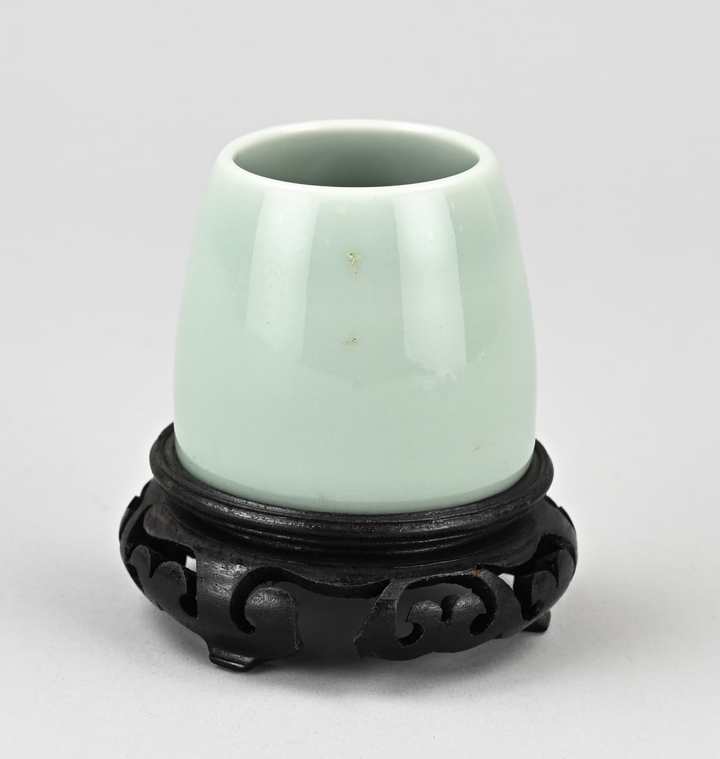 Water pot on console Ø 6.3 cm.: Old Chinese porcelain celadon water pot on a console. Base mark. Dimensions: H 6 x Ø 6.3 cm. In good condition.