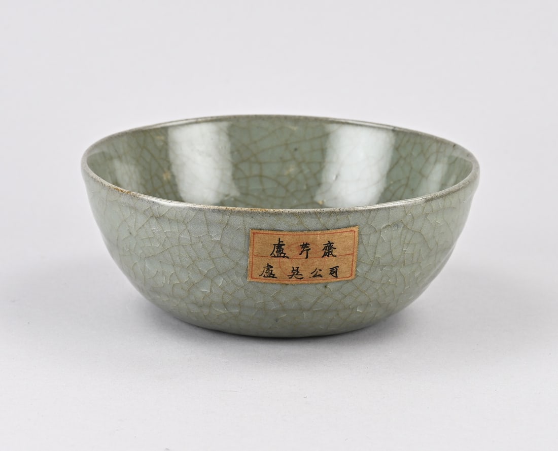 Celadon bowl Ø 18.2 cm.: Old Chinese porcelain celadon bowl with collection of labels. Dimensions: H 7.5 x Ø 18.2 cm. In good condition.