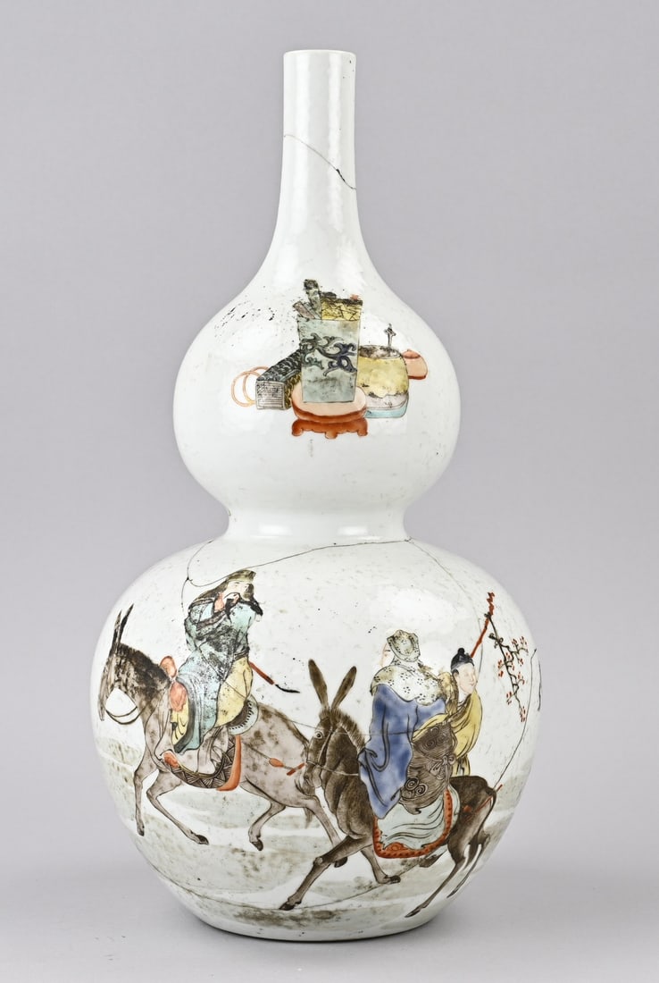 Chinese knobbed vase, H 38.2 cm.: Antique Chinese porcelain Rose Family bulbous vase with decoration of figures on a mule all around. Dimensions: H 38.2 cm. In fair condition.
