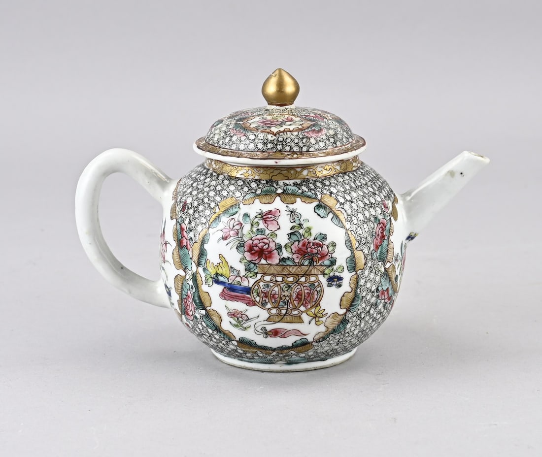 Chinese Yongzheng steep pot Ø 10 cm.: 18th-century Chinese porcelain Rose Family teapot with floral/gold decoration. Yongzheng, 1723 - 1735. Dimensions: 14 x 18 x Ø 10 cm. In good condition.