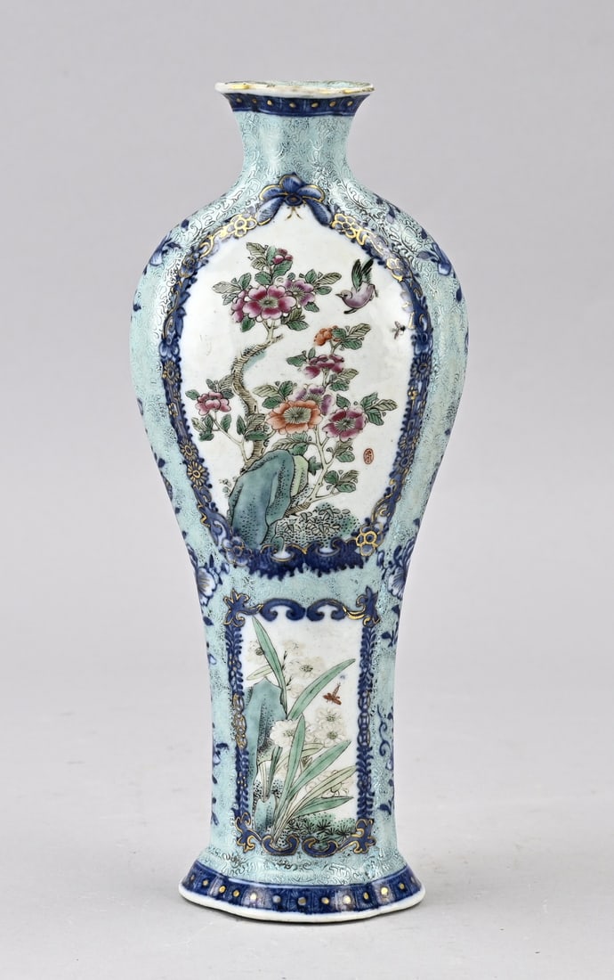 Rare Chinese vase, H 25.2 cm.: Rare 18th-century Chinese porcelain Rose Family vase with floral/gold decoration and celadon glaze. With Cheng Lung base mark. Dimensions: H 25.2 cm. In good condition.
