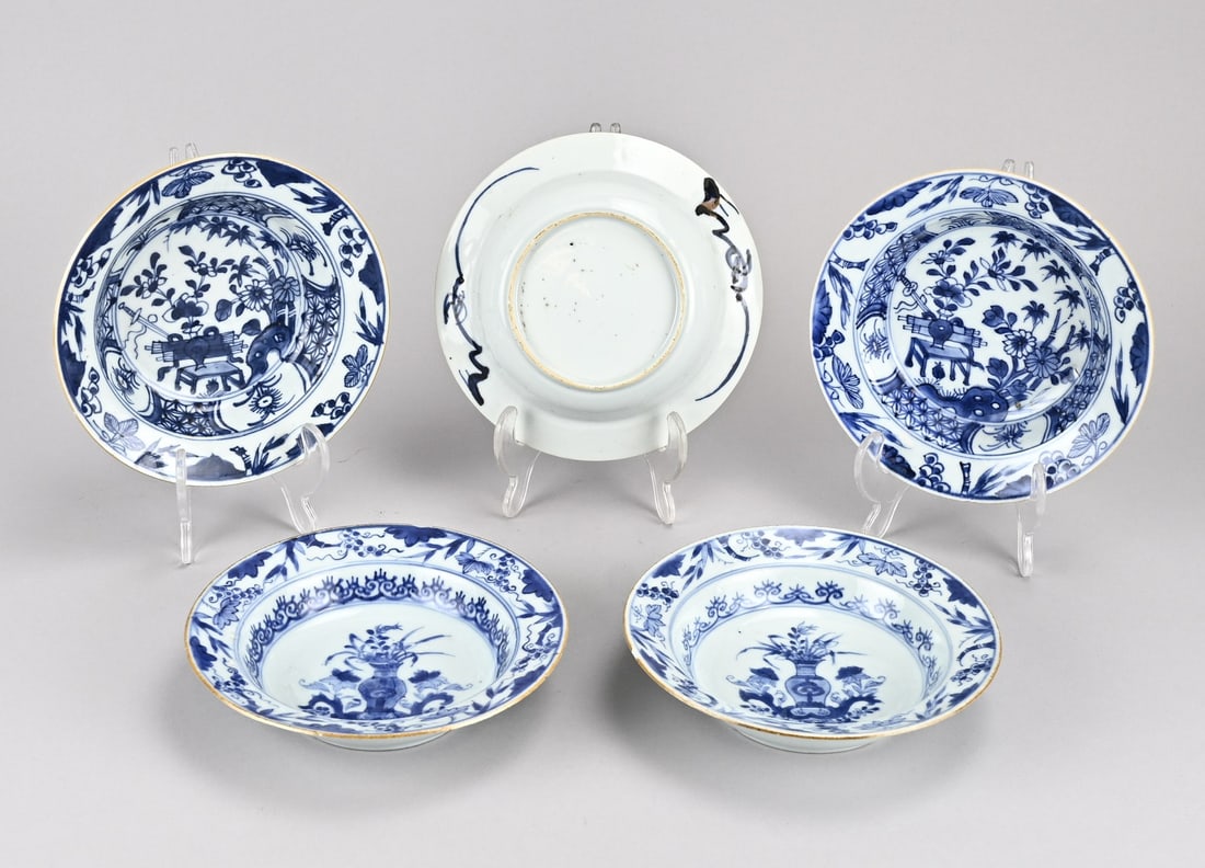 5x Chinese porridge bowl: Five 18th-century Chinese porcelain Cheng Lung porridge plates with floral/vase decoration. Two in good condition. Three damaged. Dimensions: Ø 16 cm. In fair/good condition.