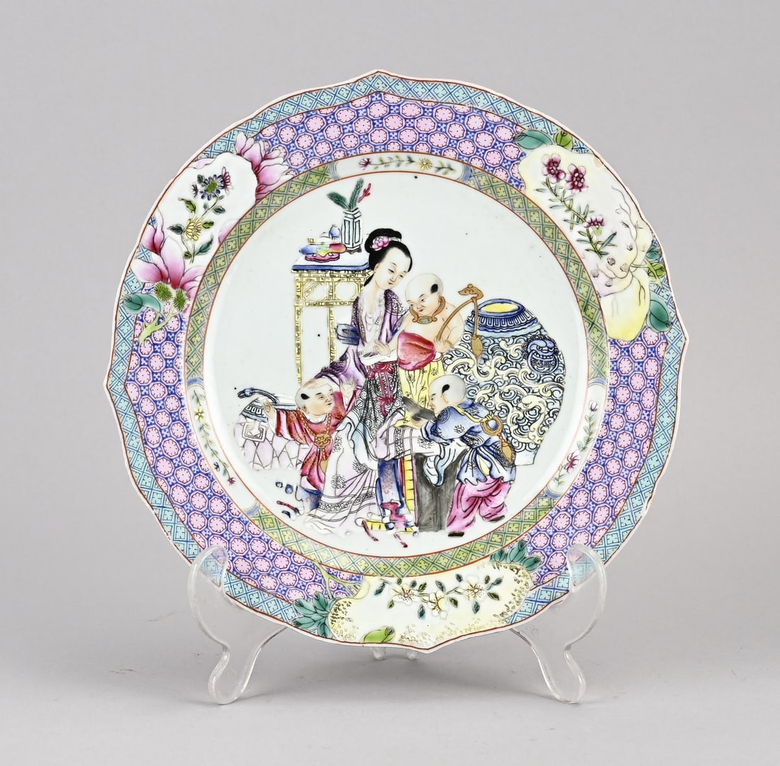 Rose Family plate Ø 22.5 cm.: Chinese porcelain Rose Family plate with detailed figures/floral and gold decoration. Contoured rim + ruby back. Dimensions: Ø 22.5 cm. In good condition.