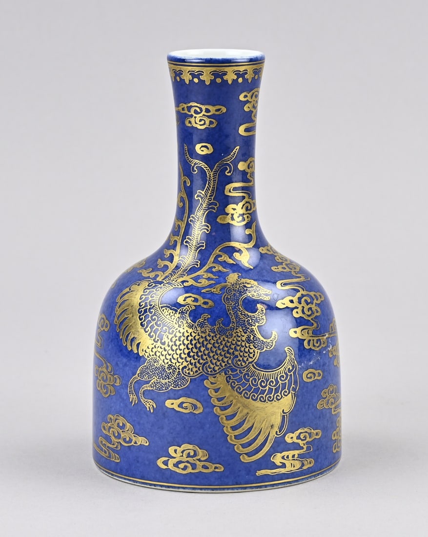 Chinese dragon vase (powder blue), H 16.8 cm.: Chinese porcelain vase with powder blue glaze and gold dragon decoration. Base mark. Dimensions: H 16.8 cm. In good condition.