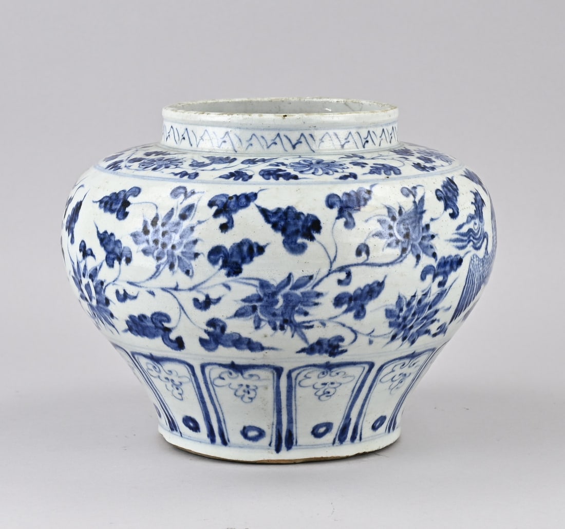 Chinese bulb vase (blue/white): Old Chinese porcelain spherical vase with floral/phoenix decoration. Dimensions: H 22.2 x Ø 24.3 cm. In good condition.