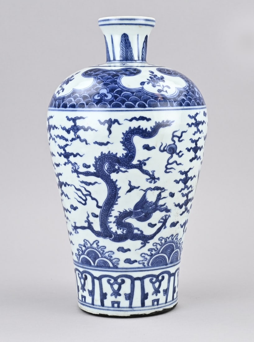Chinese meiping vase, H 31 cm.: Chinese porcelain meiping dragon vase with signature. Dimensions: H 31 cm. In good condition.