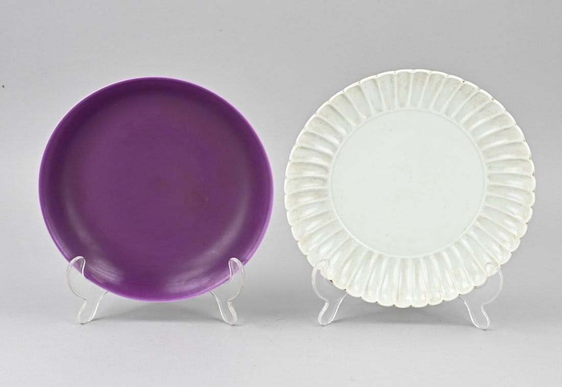 2x Chin. plate Ø 20.1 - 21.3 cm.: Two old Chinese porcelain plates. 1x Purple glaze with six-character base mark. 1x White glaze with contoured rim, with six-character base mark. Dimensions: Ø 20.1 - 21.3 cm. In good condition.