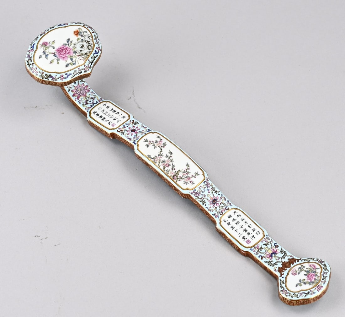 Family Rose scepter, 35.5 cm.: Chinese porcelain Rose family scepter with floral/text + gold decoration. Dimensions: 35.5 cm. In good condition.