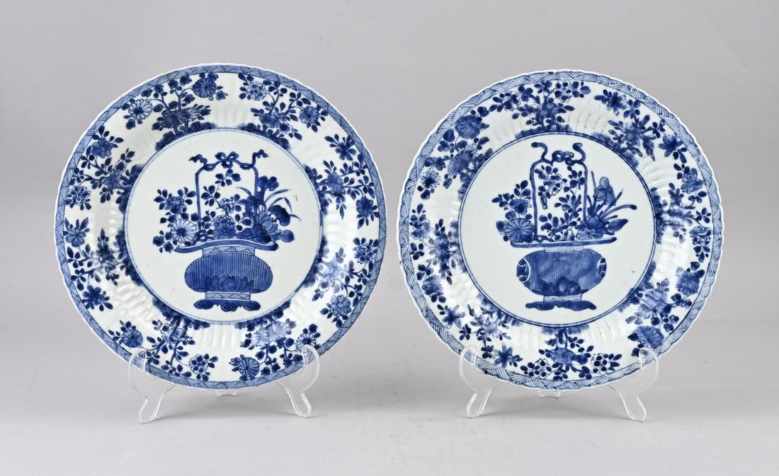 2x Chinese Kang Xi plate Ø 27.2 cm.: Two 17th-18th century Chinese porcelain Kang Xi plates with flower vase decoration. One plate in good condition. One plate glued. Dimensions: Ø 27.2 cm. In fair/good condition.