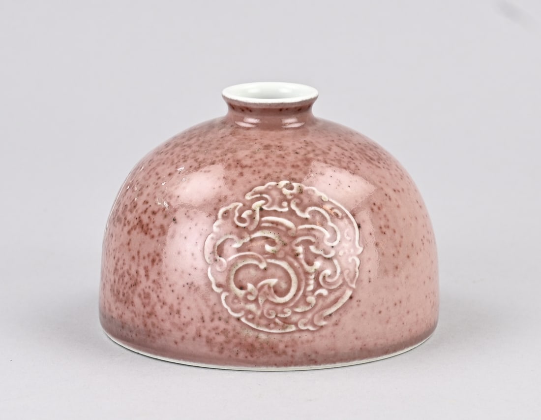 Chinese water pot Ø 12.3 cm.: Chinese porcelain water pot with relief dragon decoration. Six-character base mark. Dimensions: H 9 x Ø 12.3 cm. In good condition.