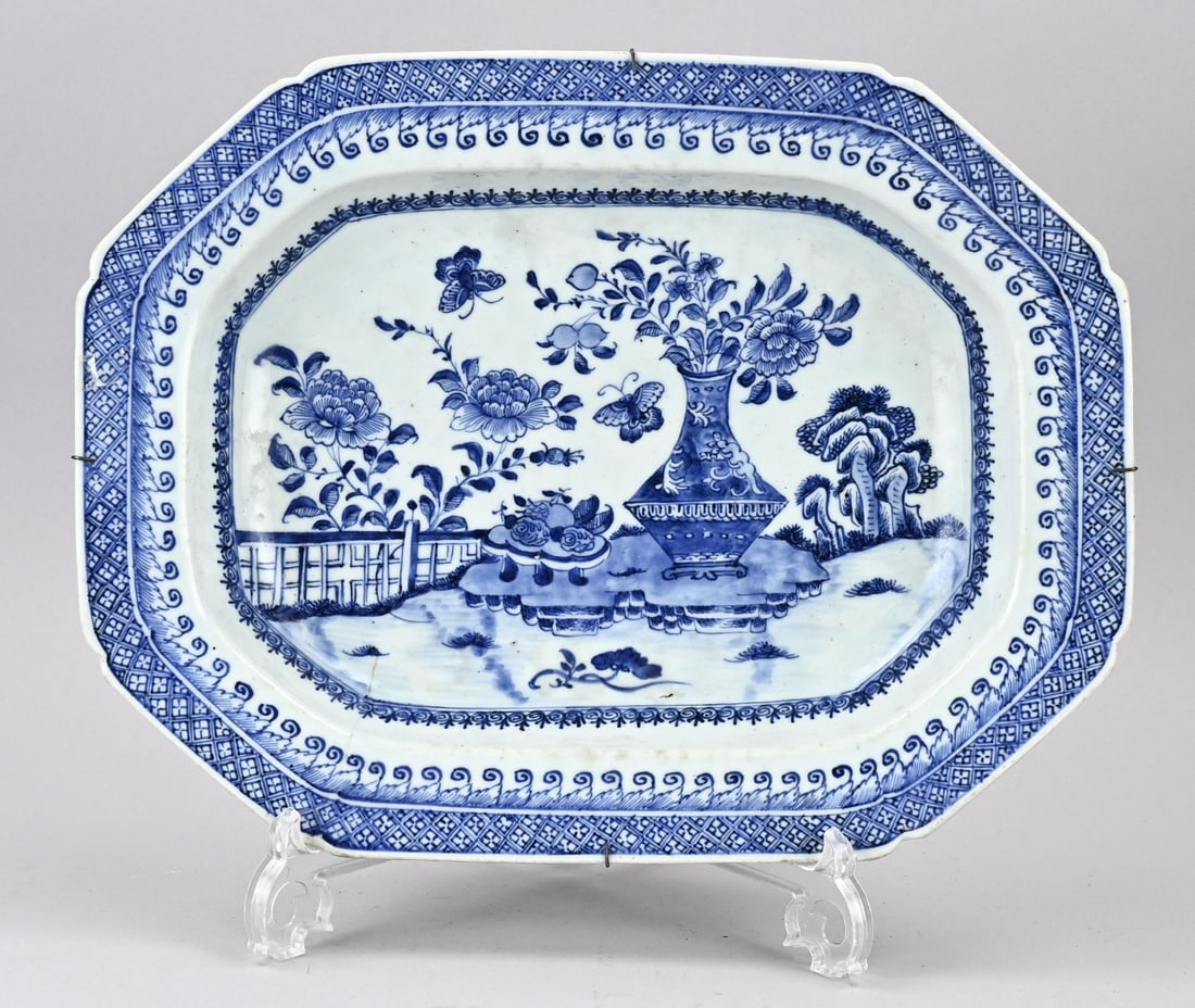 Chinese scale: 18th-century Chinese porcelain deep Cheng Lung bowl with garden/vase/butterfly decoration. Dimensions: 6.5 x 37.5 x 29 cm. Hairline crack + restoration. In reasonable condition.