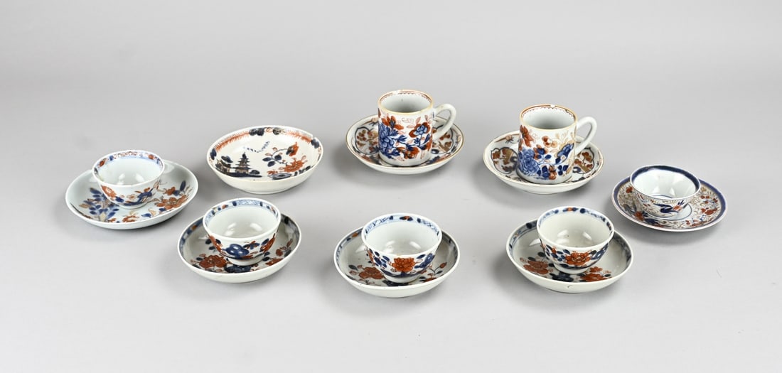 Lot of Chinese cups/saucers (15x): Fifteen diverse antique Chinese porcelain cups/saucers. 18th - 19th Century. Four cups in good condition. Three cups with chips. Four saucers in good condition. Four saucers with hairline cracks/chips