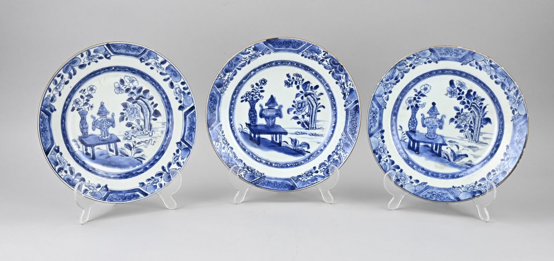 3x Chinese plate Ø 23.5 cm.: Three 18th-century Chinese porcelain plates with garden/vase decoration. One plate is in good condition. One plate has a hairline crack. One plate has chips. Dimensions: Ø 23.5 cm. In fair/good c