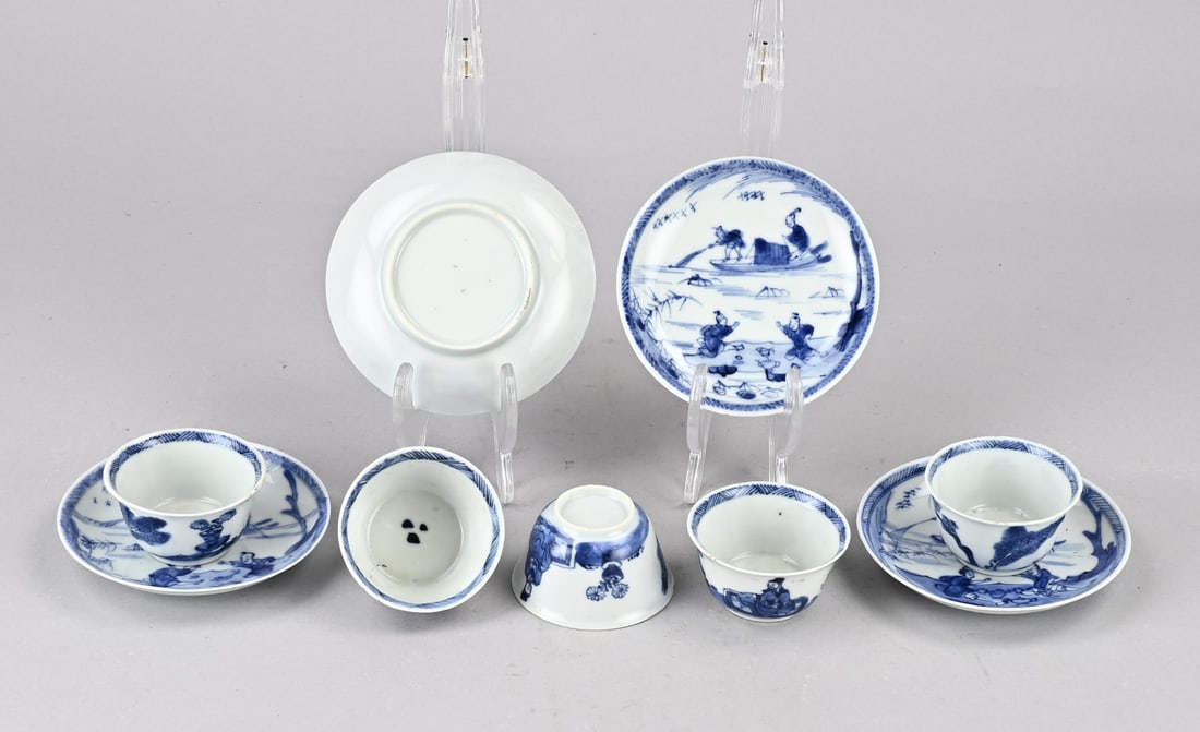 Lot of Chinese porcelain cups and saucers: Set of 18th-century Chinese porcelain cups and saucers. Quantity: 4x saucers (good), 5x cups, of which three cups are good and two cups have one chip. Dimensions: 4 x Ø 9.7 cm. In good condition.