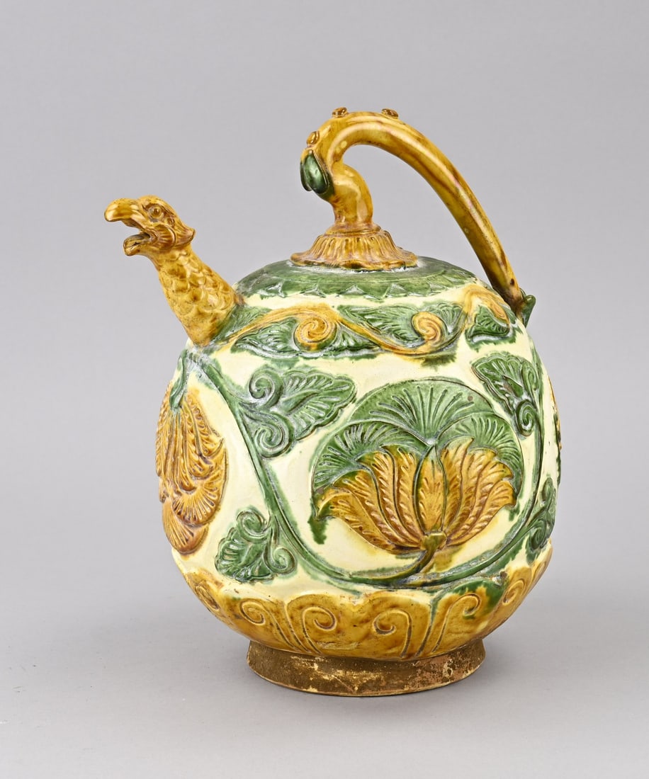Chin. Sung pouring jug: Large Chinese polychrome Sung porcelain pitcher. Floral/rooster head decoration. Dimensions: H 27.3 cm. In good condition.