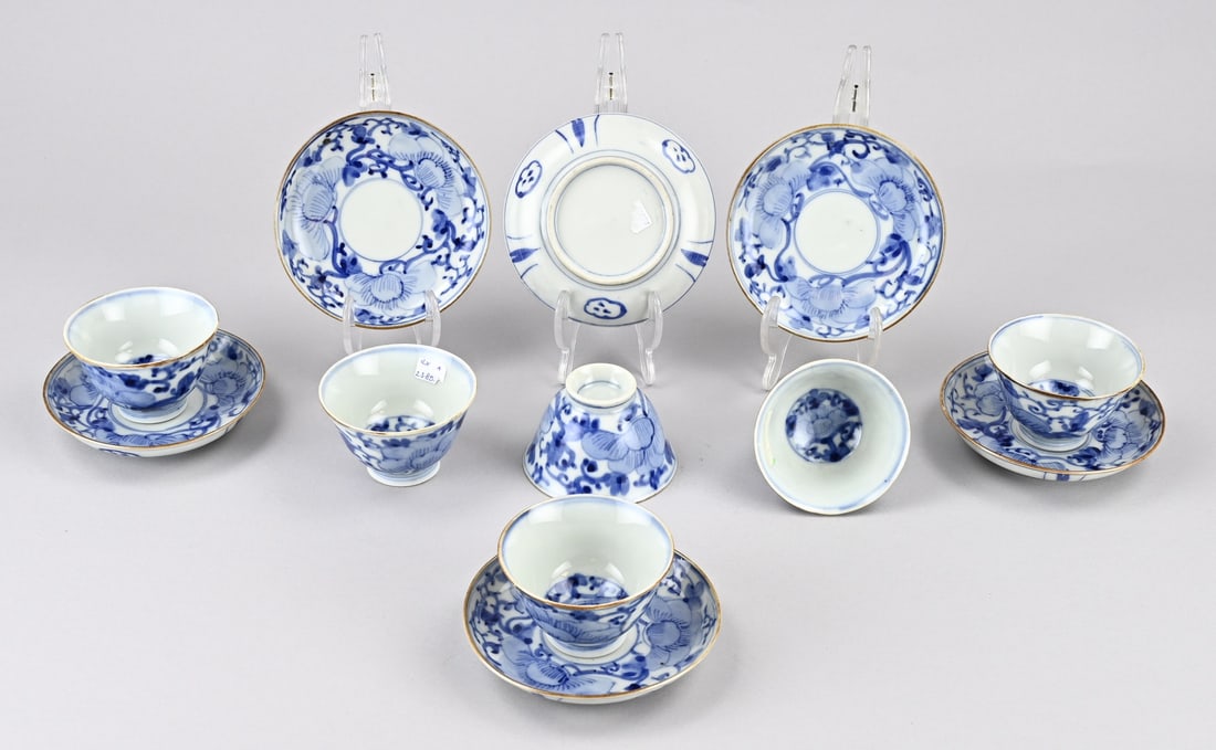 6x Chinese cups/saucers: Six antique Chinese porcelain cups and saucers with floral decoration. Circa 1900. Dimensions: 8 x 12 cm. In good condition.