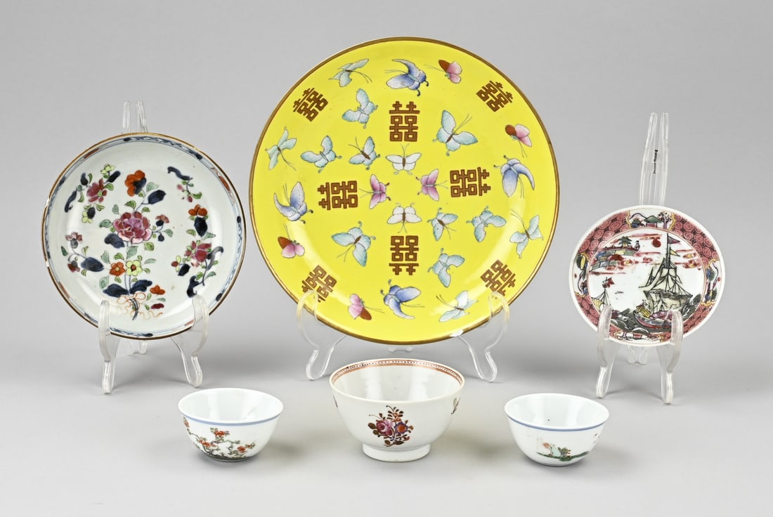 Lot various Chinese (6x): Six pieces of diverse old Chinese porcelain. Including: Canton, Imari. Two cups intact, the rest with a chip and/or hairline crack. Dimensions: 6 x 20.7 cm. In fair/good condition.