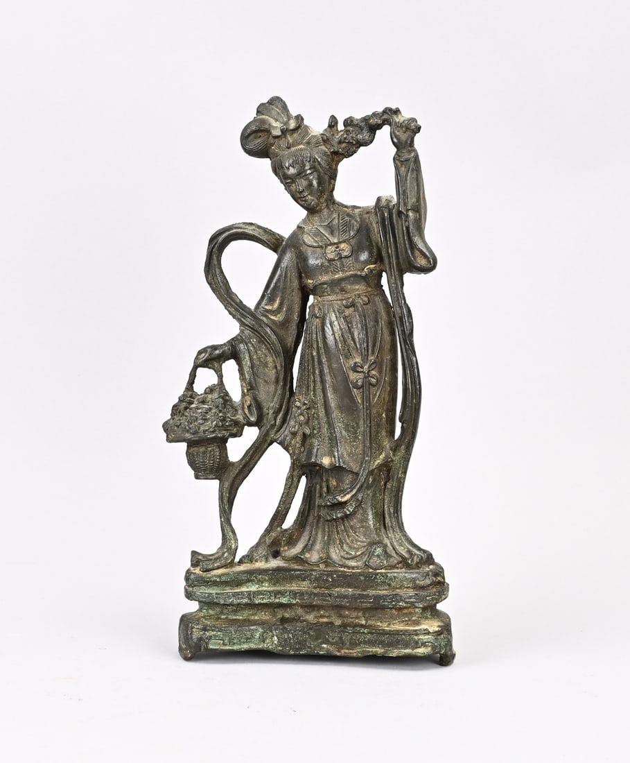 Bronze geisha (1 of 3)