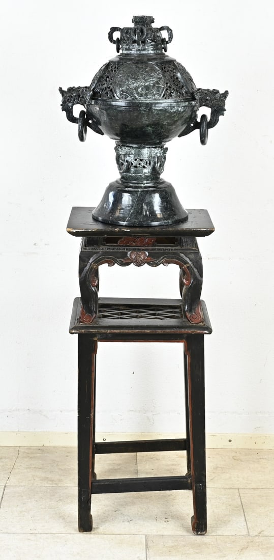 Chinese incense burner: Large, old Chinese incense burner made of carved jade. With dragon/dragon head decoration + rings. Standing on a polychrome Chinese wooden pedestal. Incense burner dimensions: 63 x 35 x 50 cm.