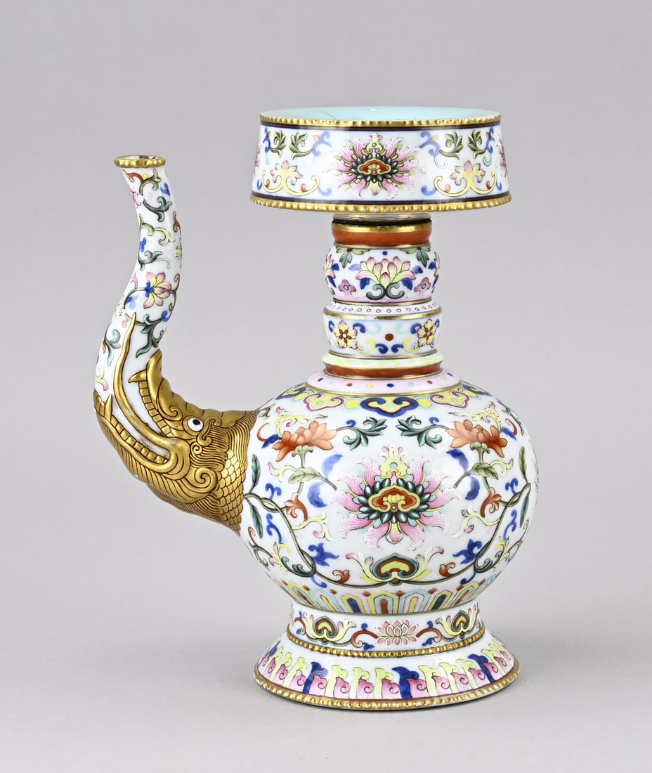 Chinese pouring jug, H 19.3 cm.: Old Chinese porcelain Rose Family ritual pitcher with floral/gold decoration. Base mark. Hairline cracks on top. Dimensions: H 19.3 cm. In fair/good condition.