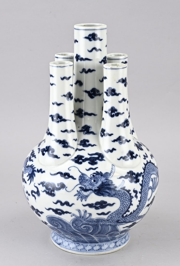 Chinese tulip vase: Old Chinese porcelain tulip vase with dragons in a cloud decoration. Dimensions: 33.5 cm. In good condition.