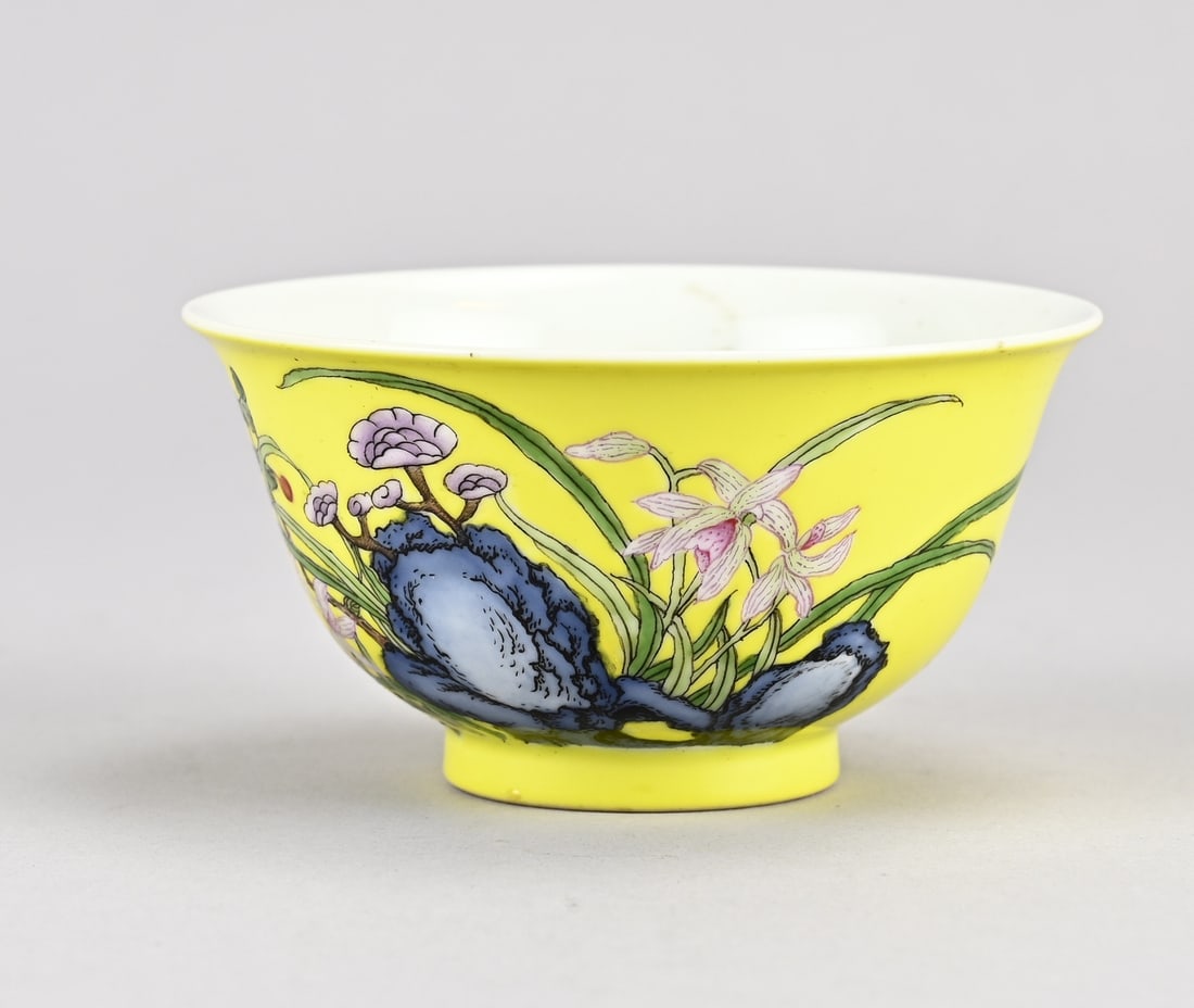 Chinese bowl (yellow) Ø 10.3 cm.: Chinese porcelain Rose Family bowl with yellow glaze, garden + text decoration. Base mark. Dimensions: H 5.5 x Ø 10.3 cm. In good condition.