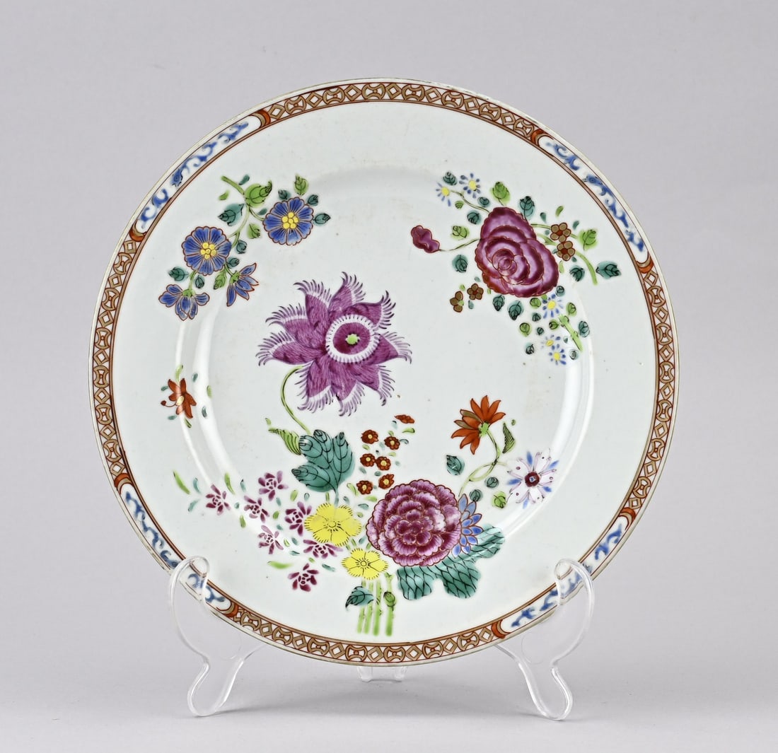 Rose Family plate Ø 23 cm.: 18th-century Chinese porcelain Rose Family plate with floral enamel/gold decoration. Dimensions: Ø 23 cm. In good condition.