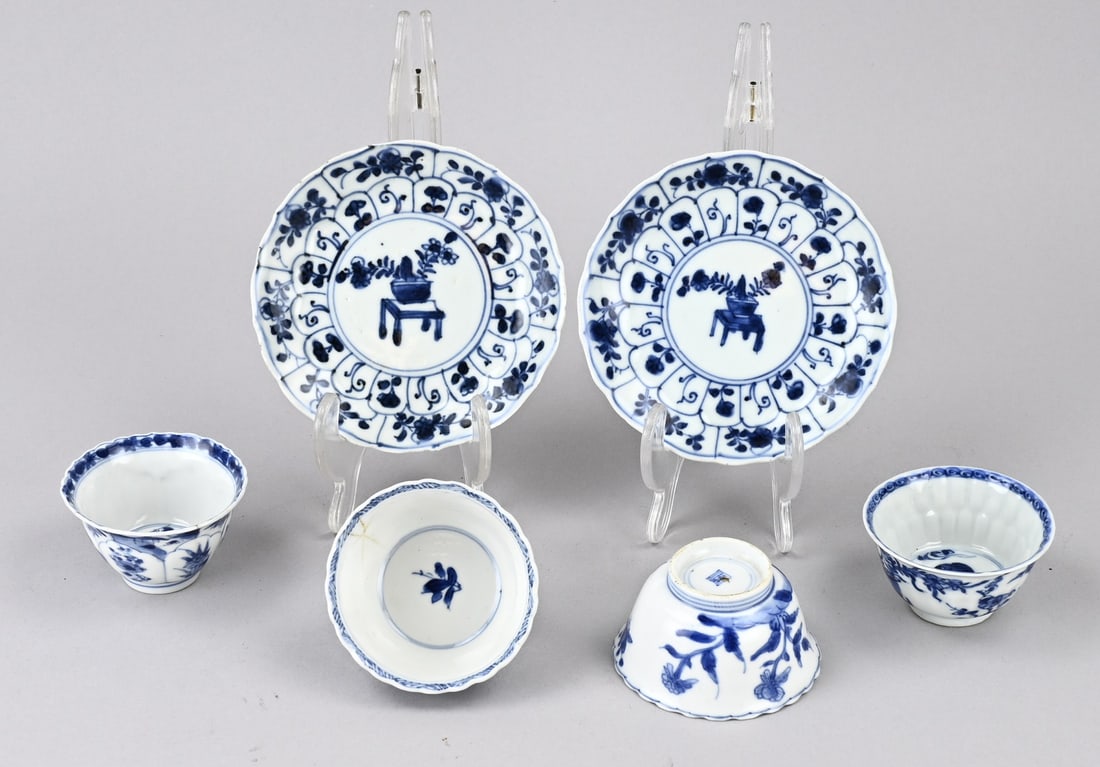 Lot of Chinese porcelain: Lot of Chinese porcelain Kang Xi cups and saucers. 4 cups + 2 saucers. 18th century. Floral/figurative decoration. Base mark. Dimensions: 6.7 - Ø 11.8 cm. Hairline cracks and/or chip. In