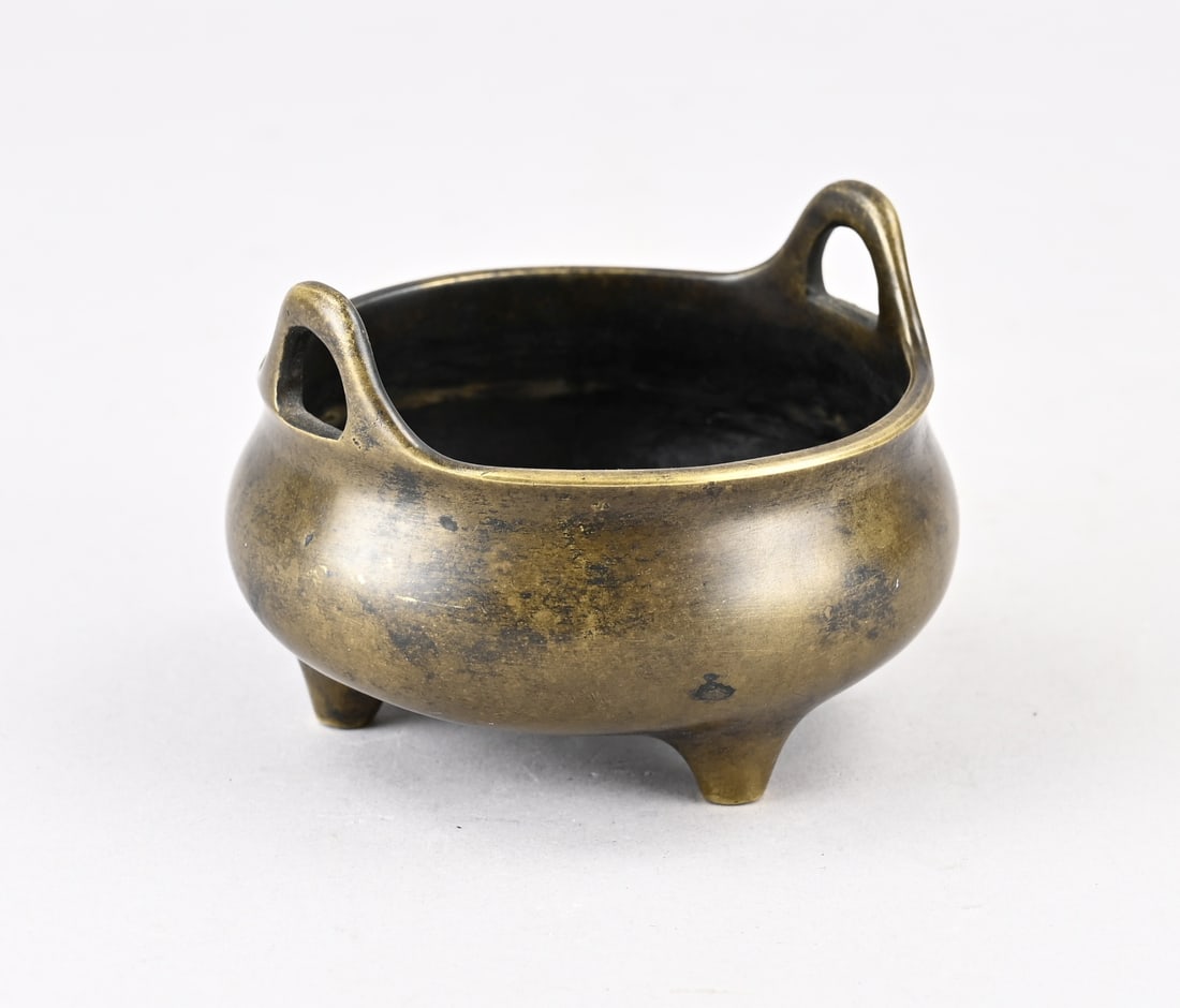 Bronze censer Ø 10.3 cm.: Antique Chinese bronze censer with base mark. On three legs + handles. Signs of use. Dimensions: H 6.5 x Ø 10.3 cm. In good condition.