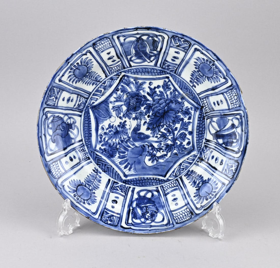 Wanli plate Ø 28.8 cm: 16th-century Chinese Wanli plate of Kraak porcelain. Dimensions: Ø 28.8 cm. In good condition.