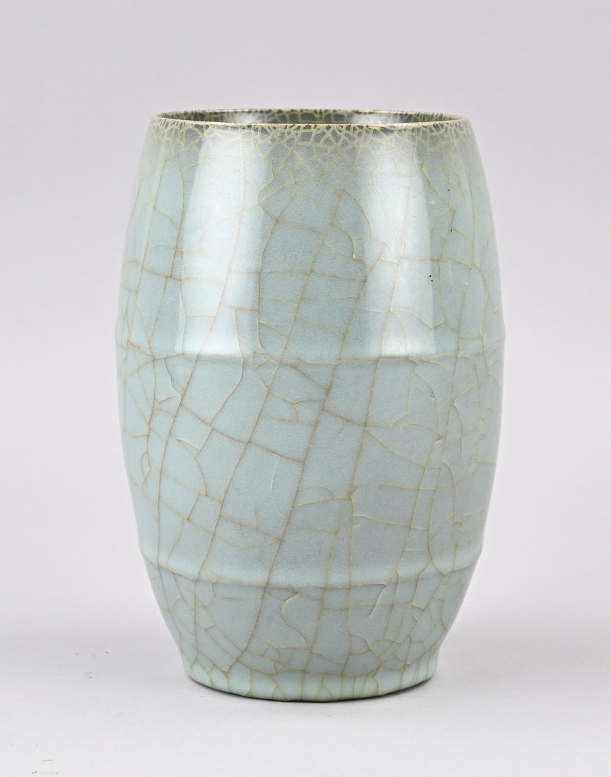 Celadon vase, H 19.4 x Ø 13 cm.: Chinese, barrel-shaped porcelain celadon vase. Dimensions: H 19.4 x Ø 13 cm. In good condition.