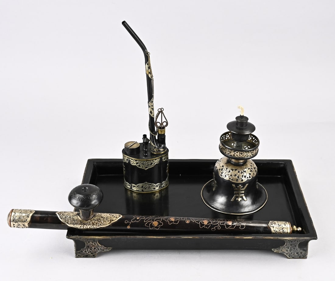 4-piece opium set: Antique four-piece Chinese opium set of bronze + lacquerware and partly silver-plated. With character markings. Dimensions: 15 x 44 cm. In good condition.