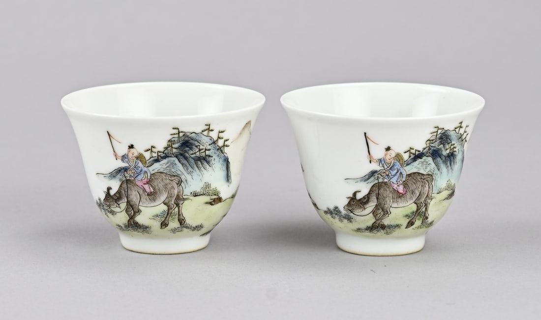 2x Chinese cup: Chinese porcelain Rose Family cups with figure on a water buffalo in a landscape + goat decoration. Base mark. Dimensions: 4.7 x Ø 6.2 cm. In good condition.