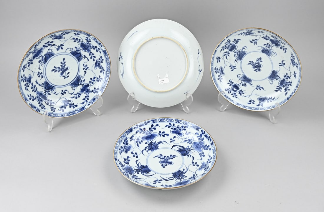 4x Chinese plate Ø 22.2 cm.: Four 18th-century Chinese porcelain plates with floral decoration. One plate in good condition. Three plates with a hairline crack/chip. Dimensions: Ø 22.2 cm. In fair/good condition.
